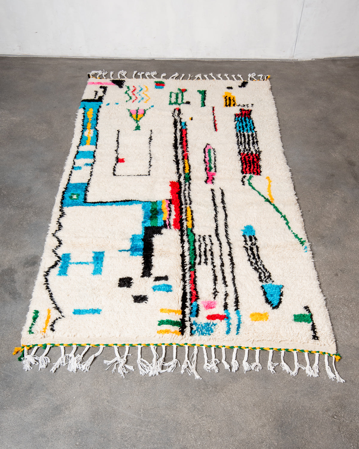 Modern designer handcrafted Berber rug from Morocco. Azilal rug with beautiful colors and patterns. Made of sheep’s wool and colourful cotton.